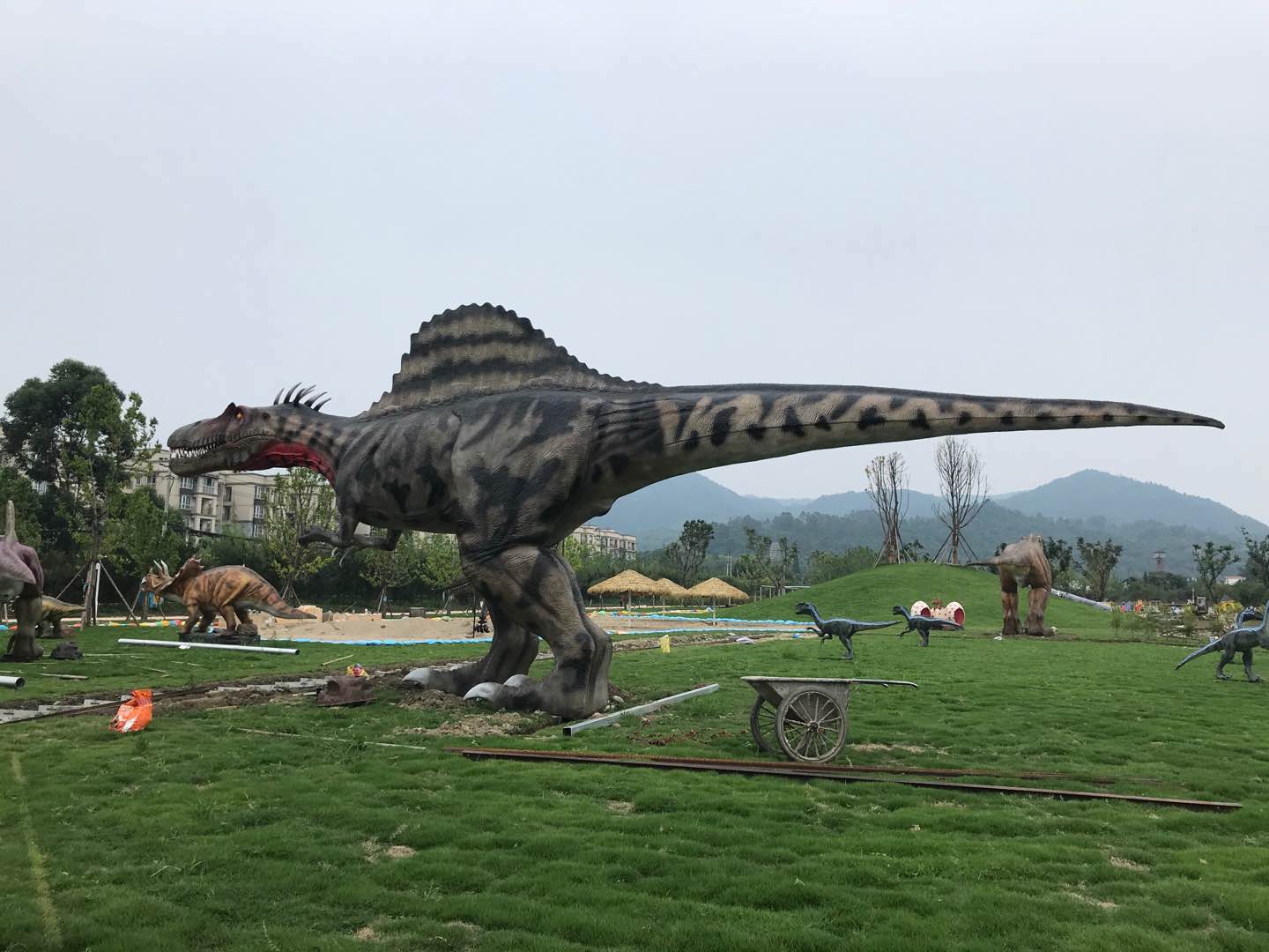 彭州科普展，仿真恐龍和仿真昆蟲(chóng)安裝完成